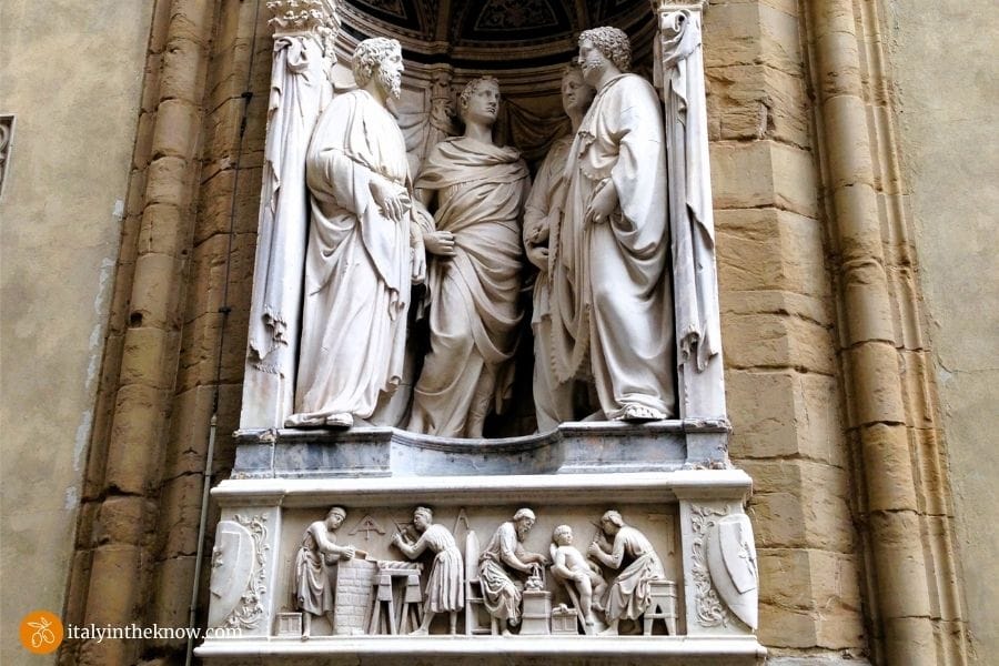 Picture of the tabernacle of Four Crowned Saints on the exterior of the Church of Orsanmichele
