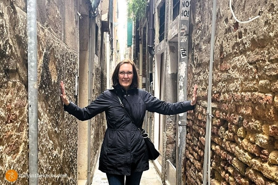 Picture of narrow street in Venice