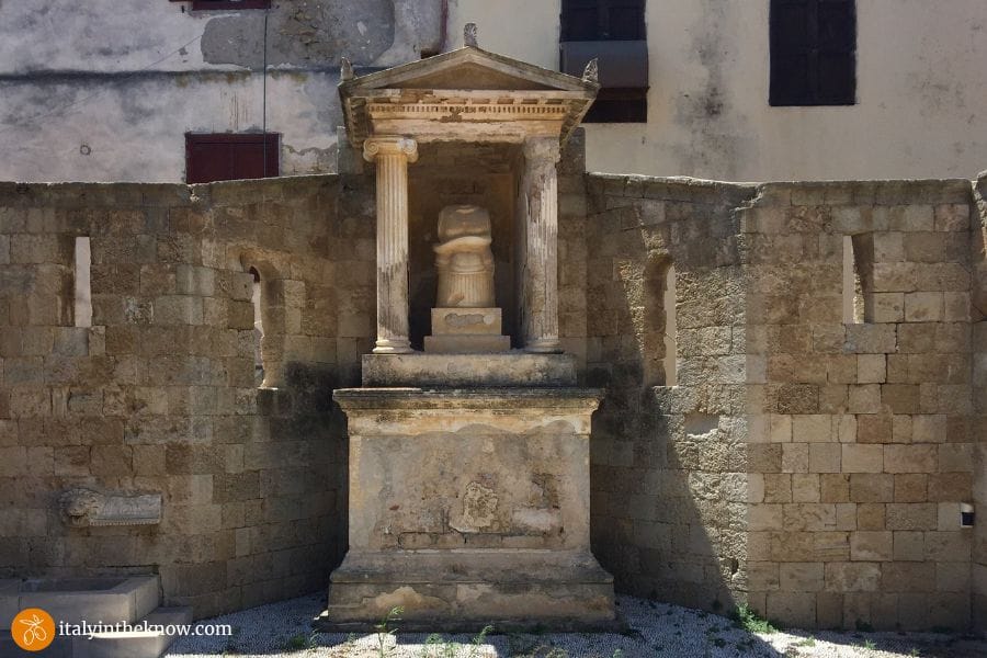 An aedicule